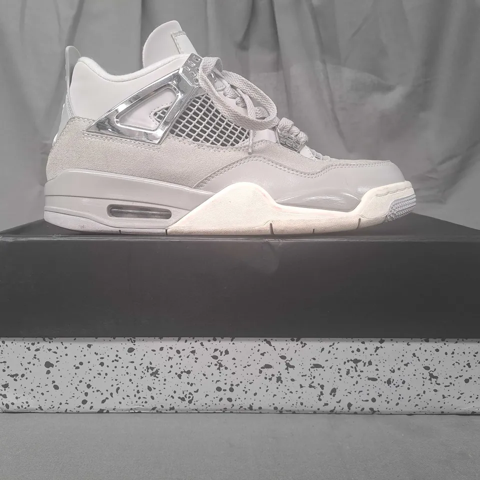 BOXED PAIR OF NIKE AIR JORDAN 4 RETRO SHOES IN GREY/METALLIC SILVER DETAIL UK SIZE 5.5
