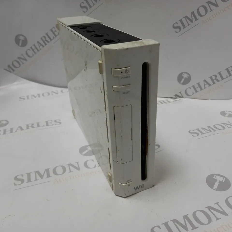 NINTENDO WII CONSOLE IN WHITE