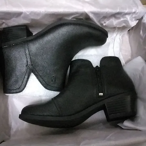 BOX CONTAINING SHOE BOX OF FELICITY LIV METALLIC ANKLE BOOTS BLACK SIZE 3