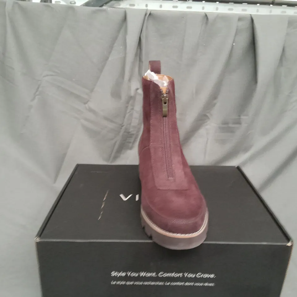 BOXED PAIR OF VIONIC CHARM ESTILLO BOOTS IN CHOCOLATE SIZE 8 