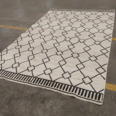 QUALITY DESIGNER AREA RUG - APPROXIMATELY 300 x 197cm