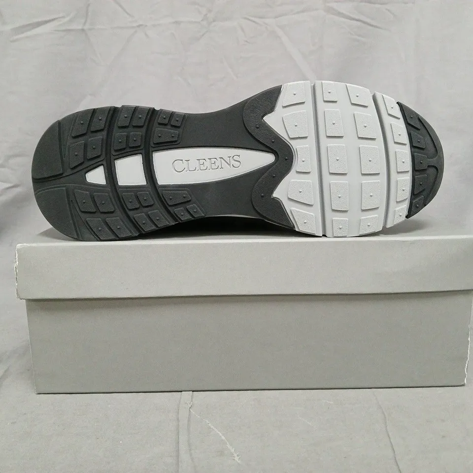 BOXED PAIR OF CLEENS PULSE RUNNER TRAINERS IN MOON GREY SIZE UK 10.5