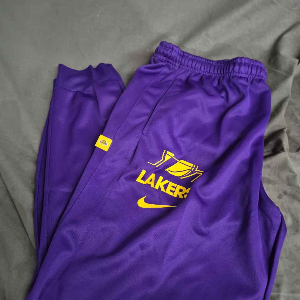 NIKE LAKERS JACKET AND JOGGERS – PURPLE WITH NBA & LAKERS LOGO - SIZE L