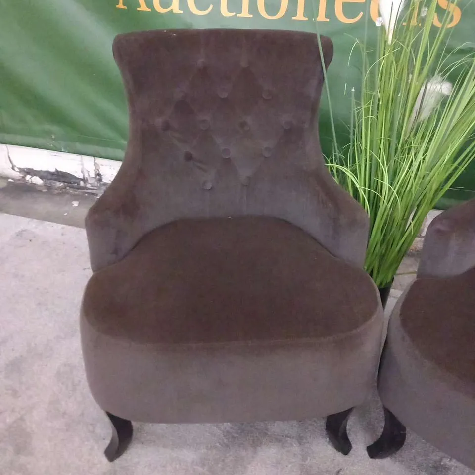 PAIR OF DESIGNER BROWN FABRIC LIVING ROOM CHAIR WITH BUTTON BACK DETAIL 