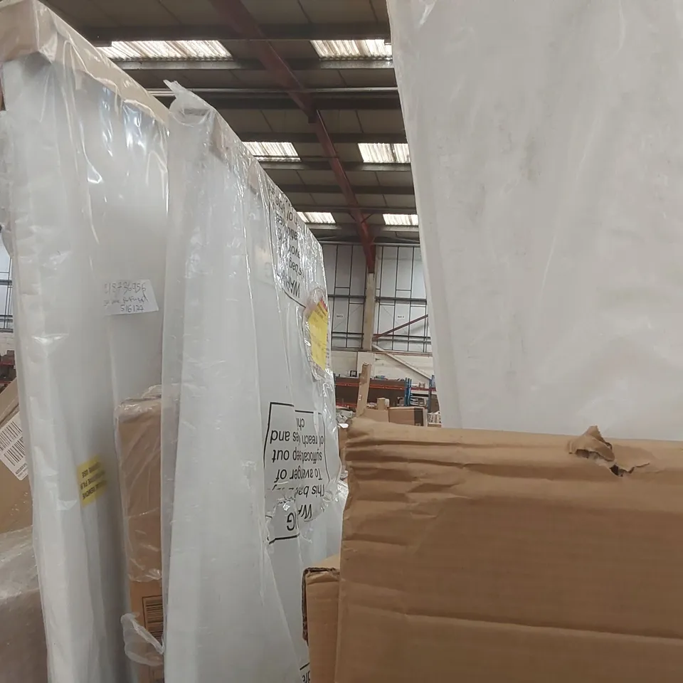PALLET CONTAINING A LARGE QUANTITY OF ASSORTED ITEMS INCLUDING: LED MIRROR, BATH PANELS, CORNER BASIN ECT