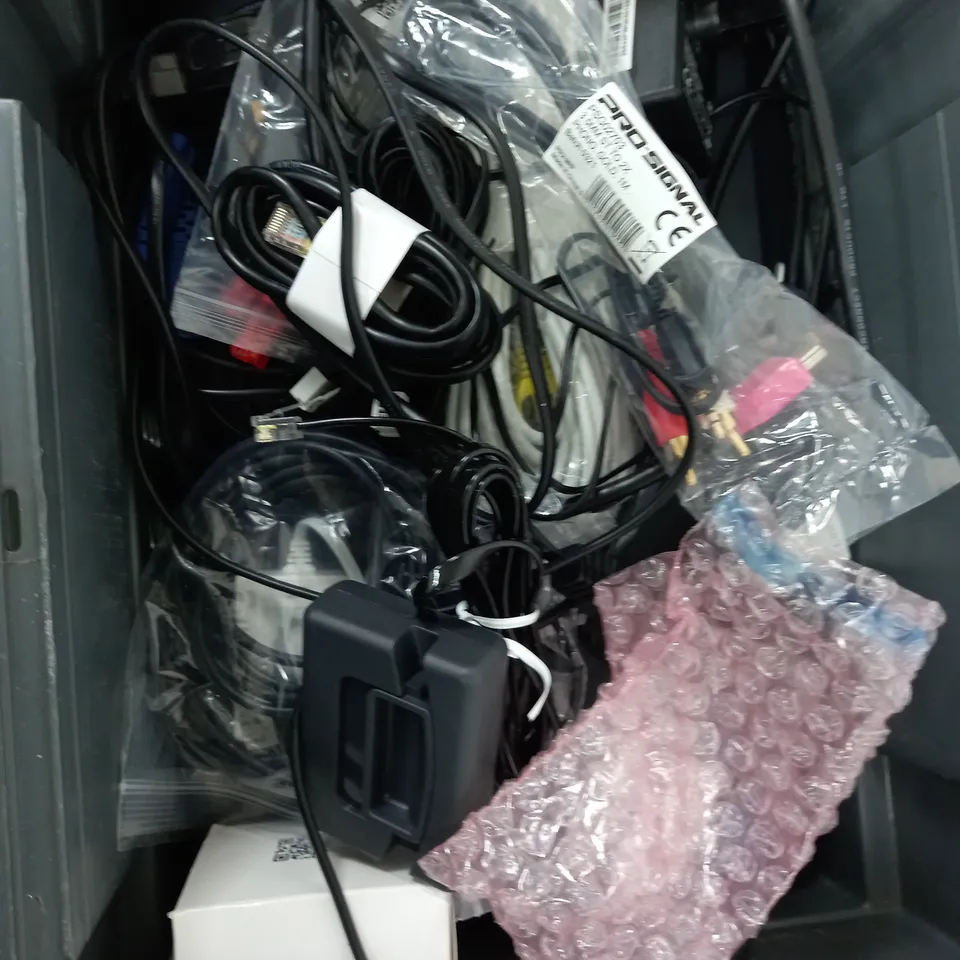 BOX OF APPROXIMATELY 10 ASSORTED ITEMS TO INCLUDE - KAICO LINE DOUBLER, SKY BOX, REMOTE ETC