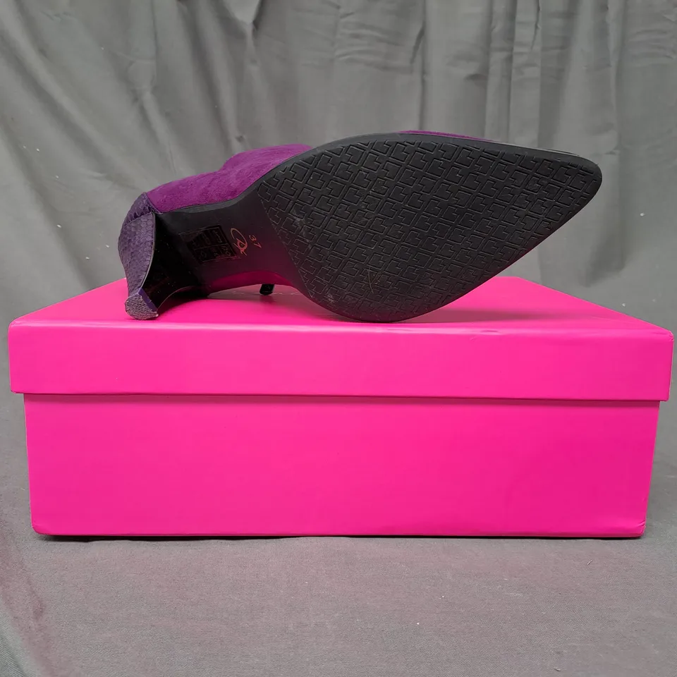 BOXED PAIR OF DANNII MINOGUE UPTOWN SUEDE BOOTS IN PURPLE UK SIZE 4