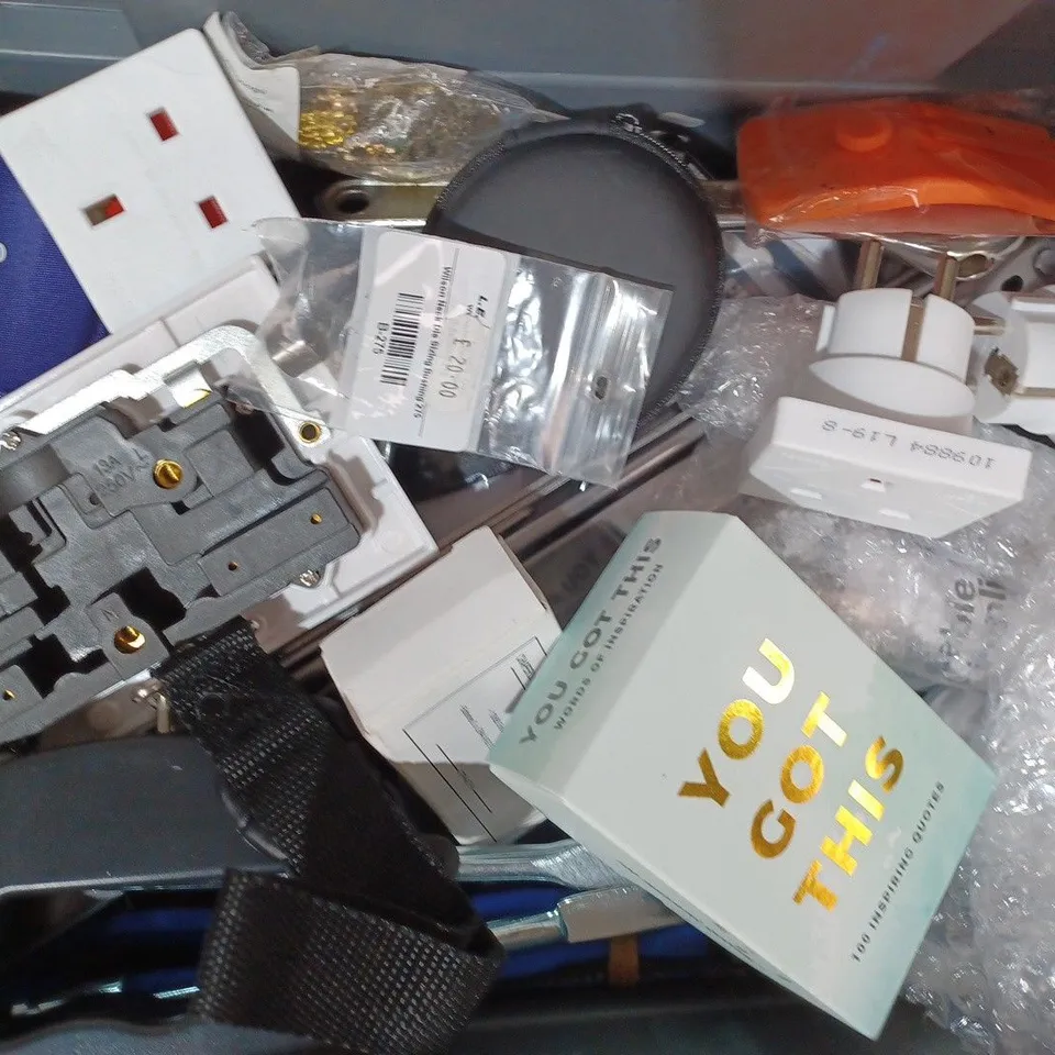 APPROXIMATELY 15 ASSORTED HOUSEHOLD ITEMS TO INCLUDE DEFENDER MKA TORCH, PRIMARY PACK, RIGID COLD PACK, ETC