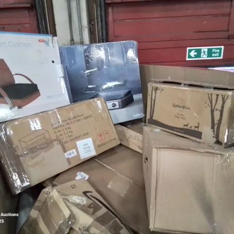 PALLET CONTAINING VARIOUS ASSORTED PRODUCTS INCLUDING:COMFORT CUSHION, ENTERTAINING GRILL,HOTPLATE, DUCHY STAG HEAD, SHOE RACK AND LOTS MORE UNMARKED BOXED ITEMS 