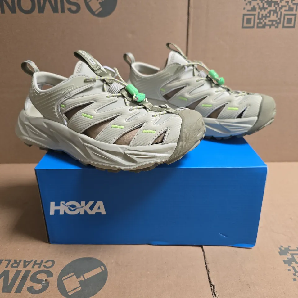 BOXED PAIR OF HOKA HOPARA SANDALS IN PALE GREEN SIZE UK 6.5