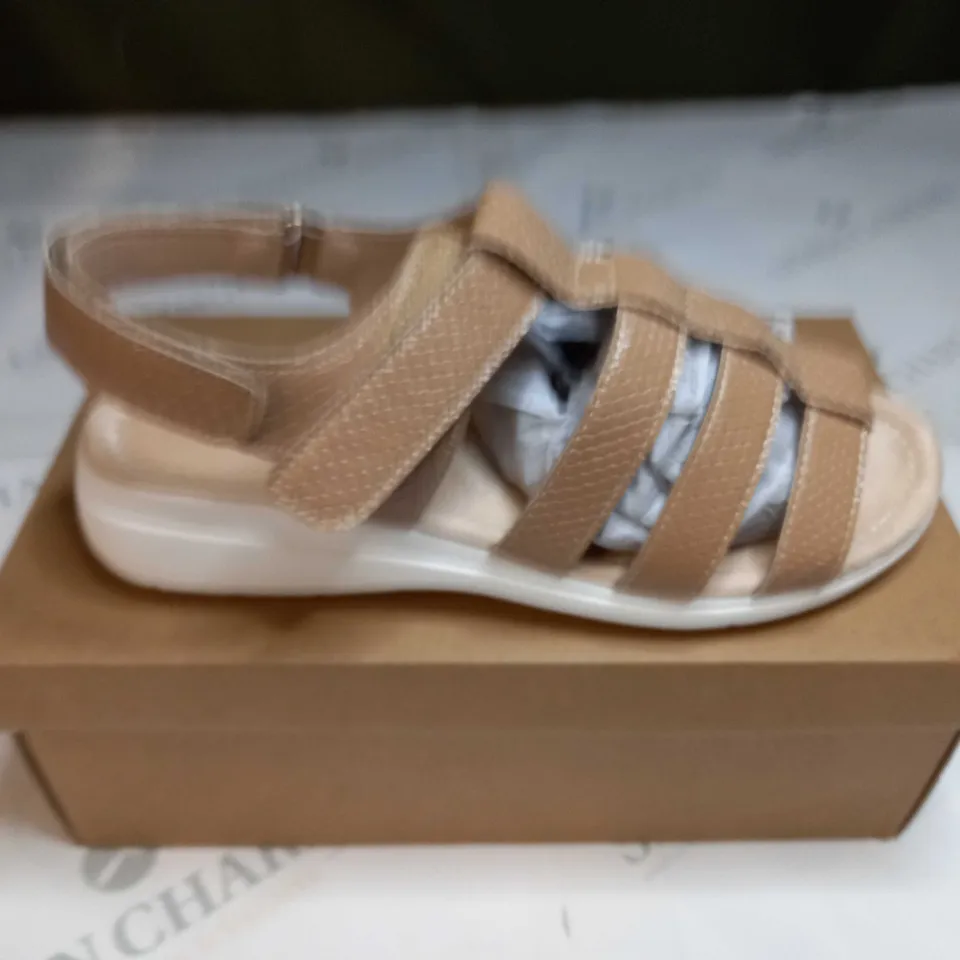 BOXED PAIR OF CUSHION WALK ONE TOUCH CLOSE SANDALS IN TAN - SIZE 7