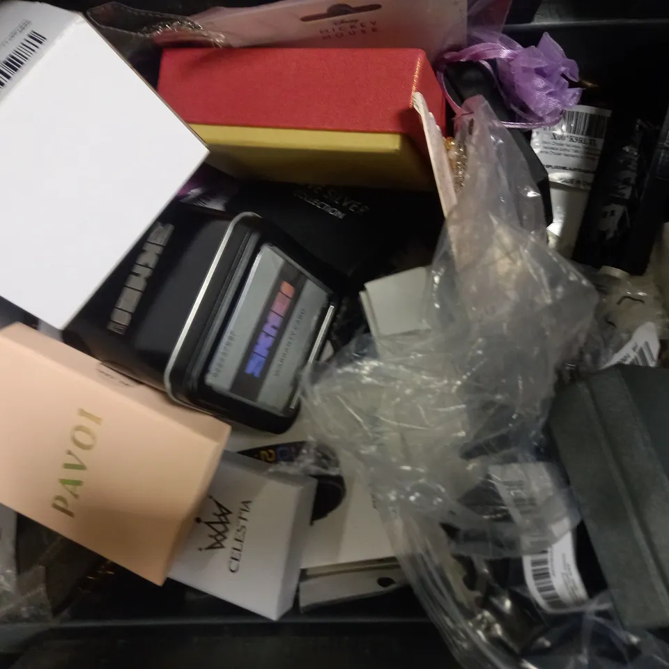LOT OF APPROXIMATELY 20 JEWELLERY ITEMS, TO INCLUDE EARRINGS, NECKLACES, ETC