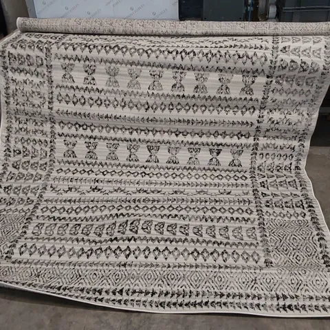 GREY/BLACK/IVORY PATTERNED RUG // 6'7" X 9'