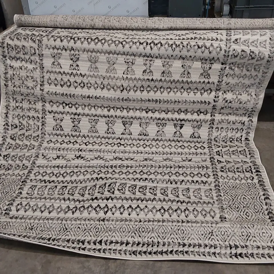 GREY/BLACK/IVORY PATTERNED RUG // 6'7" X 9'