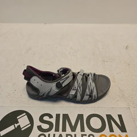 SANTORINI WOMEN'S WIDE FIT SANDAL β LIGHT GREY, UK 7 (EU 40) (US 9)