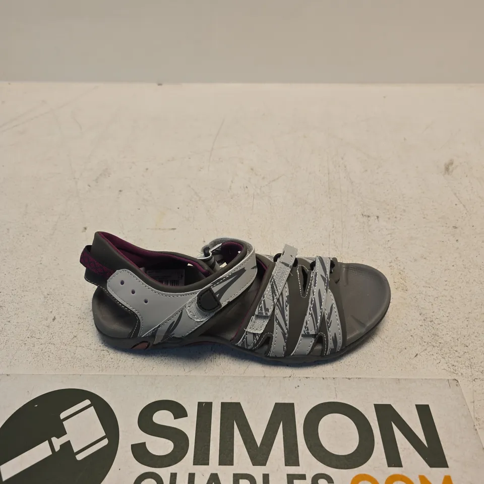 SANTORINI WOMEN'S WIDE FIT SANDAL – LIGHT GREY, UK 7 (EU 40) (US 9)