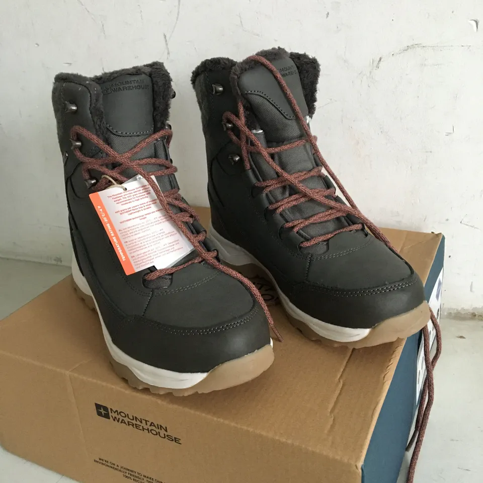 BOXED PAIR OF SIZE 6 MOUNTAIN WAREHOUSE GREY FOOTWEAR 