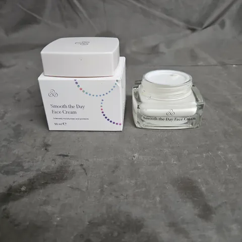 BOXED LOOK FABULOUS FOREVER SMOOTH THE DAY FACE CREAM 50ML