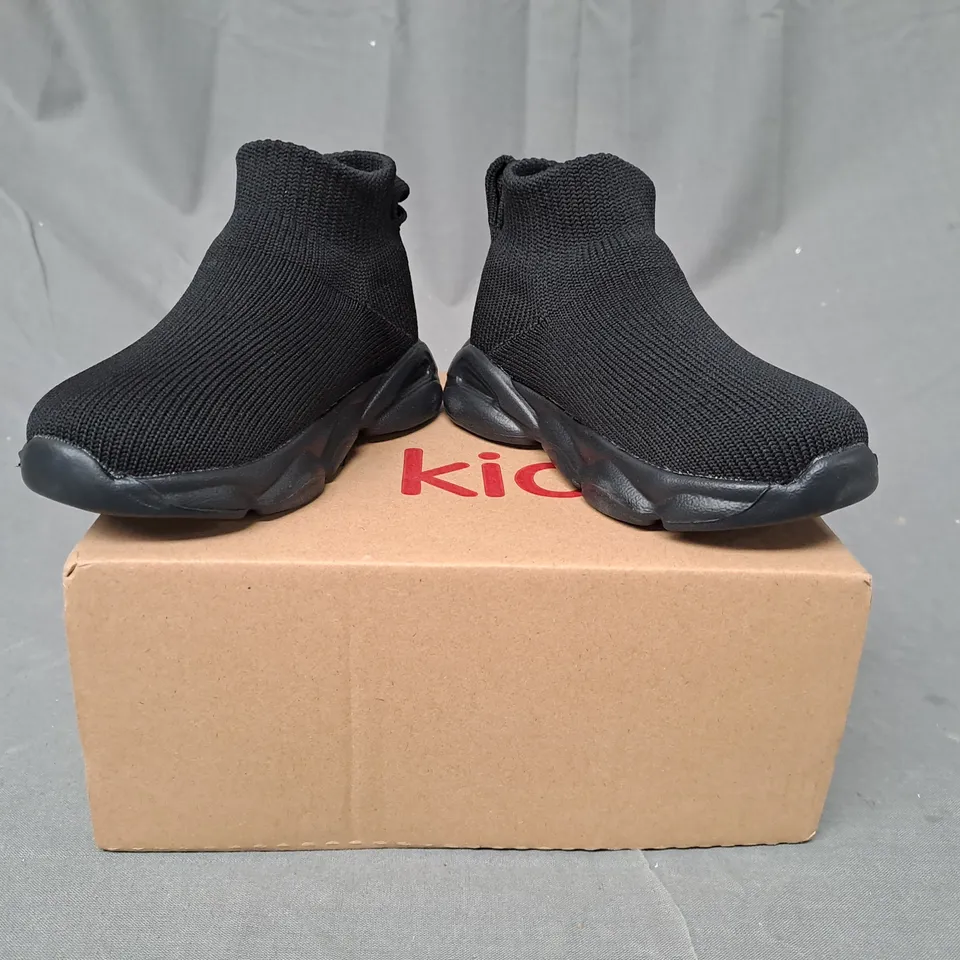 BOXED PAIR OF DESIGNER KIDS SHOES IN BLACK EU SIZE 23