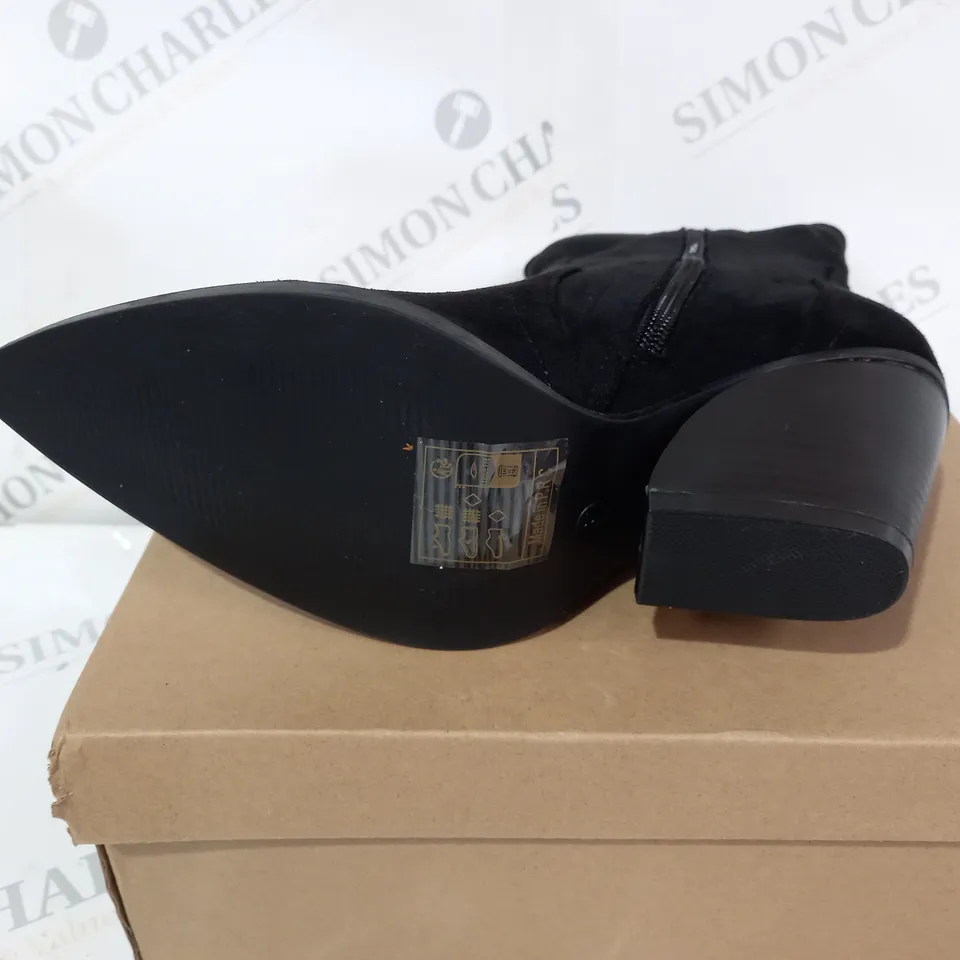 BOXED BELLUCCI VELVET COWBOY BOOTS - BLACK SIZE 4
