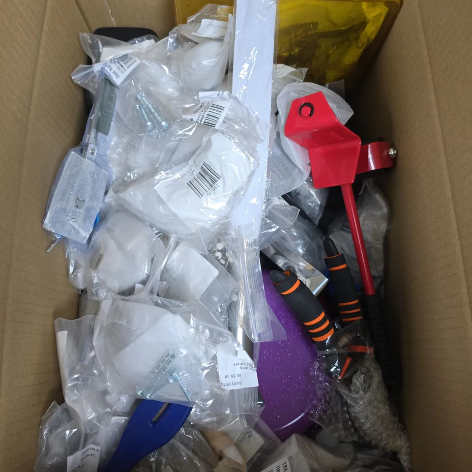 APPROXIMATELY 20 ASSORTED HOUSEHOLD PRODUCTS TO INCLUDE GAP SEALER, HOME DECOR, BREADKNIFE ETC 