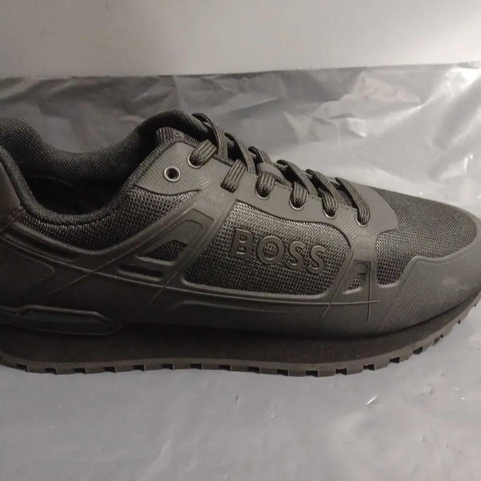 PAIR OF BOSS PARKOUR TRAINERS IN BLACK - 42