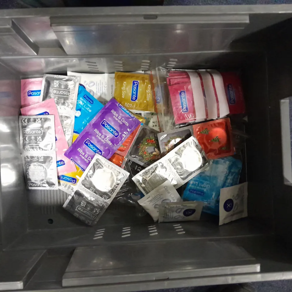 APPROXIMATELY 20 ASSORTED CONDOMS AND LUBE SACHETS