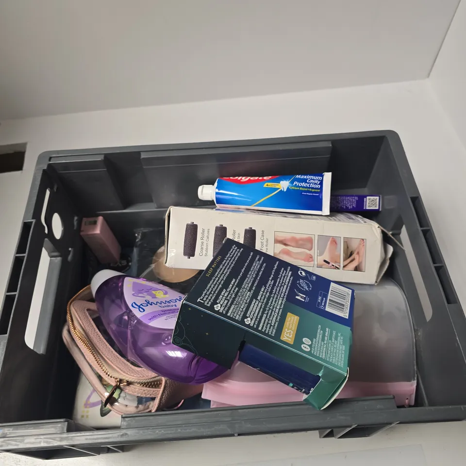 TOTE OF APPROXIMATELY 10 ASSORTED BEAUTY PRODUCTS INCLUDING JOHNSONS BABY BEDTIME BATH, FEATHER AND DOWN PILLOW SPRAY DUO AND FREESH PINK MAGNOLIA TUMBLE DRYER SHEETS