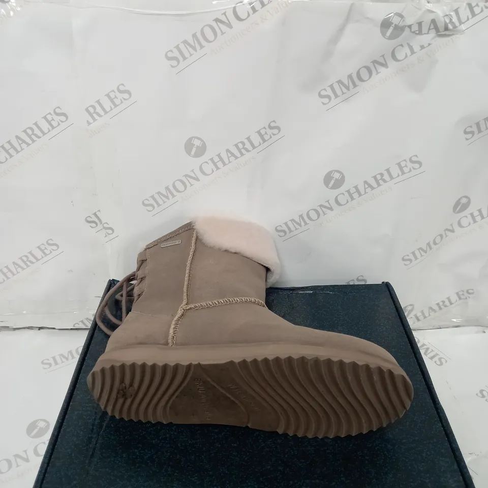 BOXED PAIR OF EMU BIRDWOOD BOOTS IN MUSHROOM UK SIZE 6