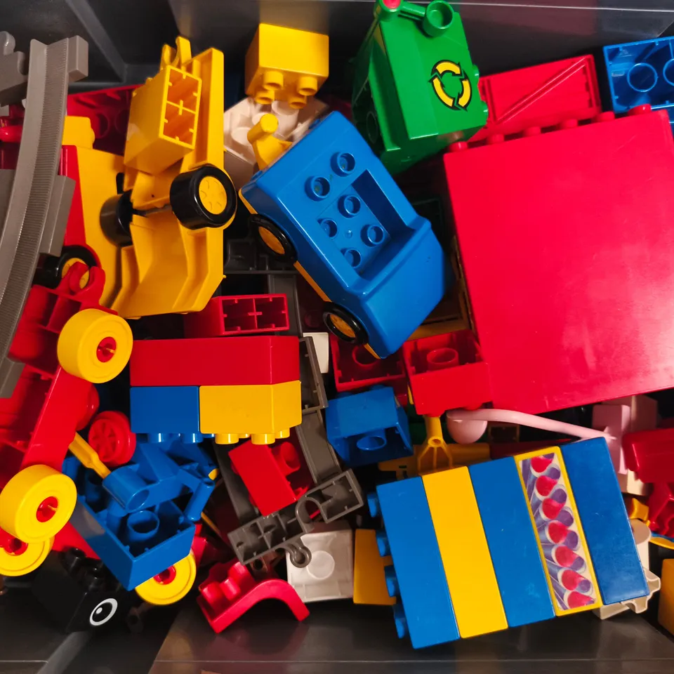 ASSORTMENT OF UNBRANDED INTERCONNECTABLE BRICK TOYS