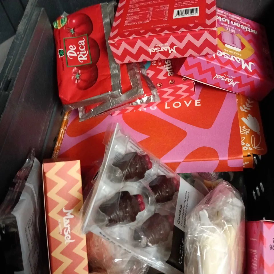 APPROXIMATELY 18 ASSORTED FOOD AND DRINK ITEMS INCLUDING ARTISAN LOKUM TURKISH DELIGHT , GRIND LONG BLEND COFFEE PODS AND GRIND COFFEE 