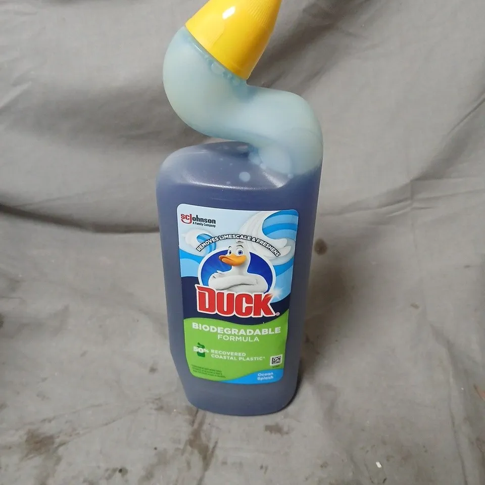 BOX OF APPROXIMATELY 8 DUCK TOILET CLEANING LIQUID IN THE OCEAN SPLASH FRAGRANCE.  -  COLLECTION ONLY