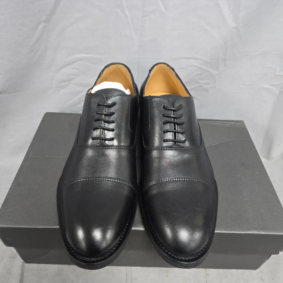 BOXED PAIR OF MEN'S BLACK LEATHER OXFORD SHOES - UK SIZE 8