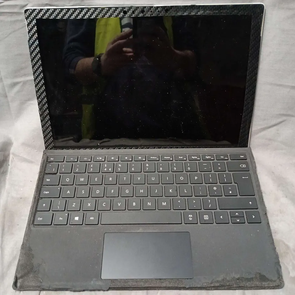 TABLET WITH KEYBOARD CASE