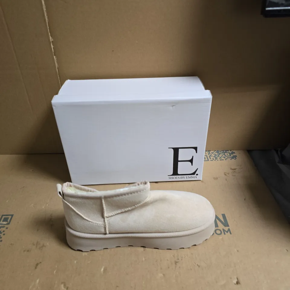 E SHOES BY EMMA  WOMEN'S BEIGE SUEDE BOOT WITH SHEARLING TRIM - UK SIZE 8 