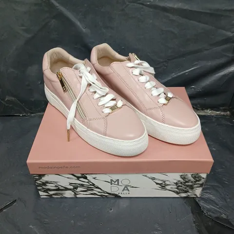 BOXED PAIR OF MODA IN PELLE BALIZE CAMEO SHOES - 6