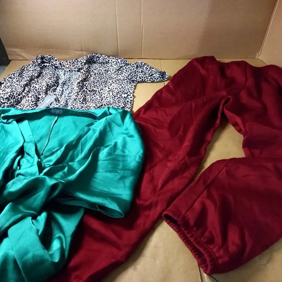LOT OF APPROX 20 ASSORTED CLOTHING ITEMS VARYING IN SIZE/COLOUR/STYLE TO INCLUDE: TROUSERS, DRESSES, TOPS