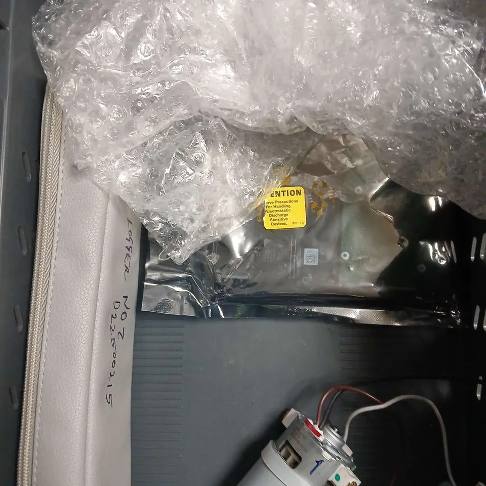 APPROXIMATELY 6 ASSORTED ELECTRICAL PRODUCTS TO INCLUDE WIRELESS MOUSE, MOSQUITO KILLING LAMP, POWER SUPPLY UNIT ETC