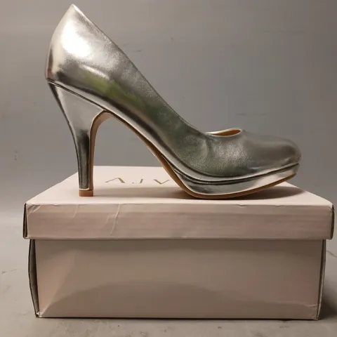 BOXED PAIR OF AJVANI CLOSED TOE HEELED SHOES IN METALLIC SILVER SIZE 5