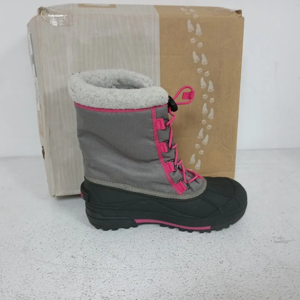 BOXED PAIR OF SOREL YOUTH CUMBERLAND 2 BOOTS IN LIGHT GREY/PINK - UK 5.5