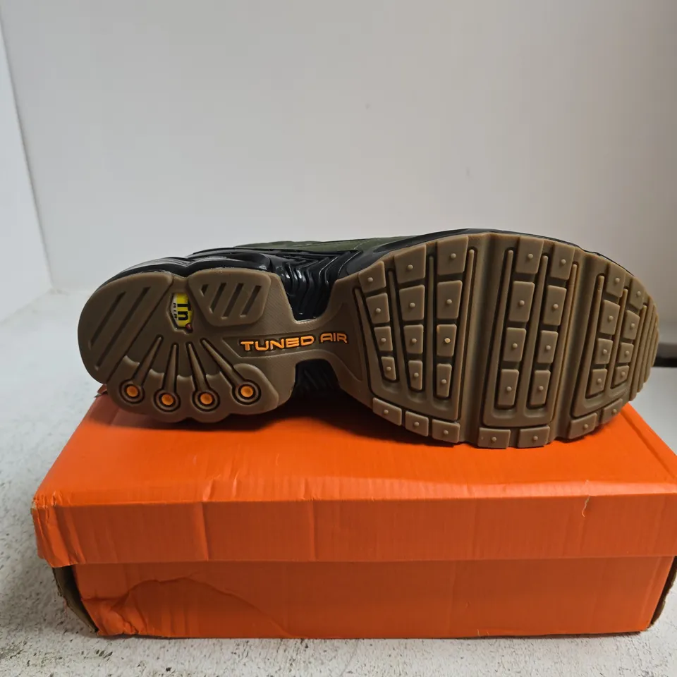 NIKE AIR MAX PLUS III TRAINERS – 9