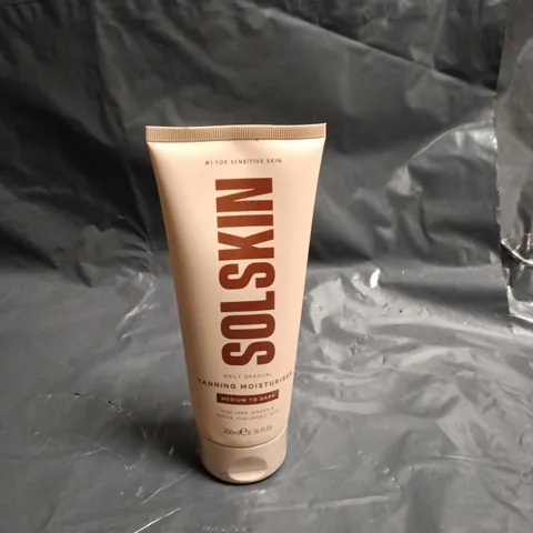 APPROXIMATELY 25 ASSORTED COSMETICS ITEMS TO INCLUDE SOLSKIN MOISTURISER, PAULAS CHOICE BLEMISH KIT AND FAKE EYELASHES