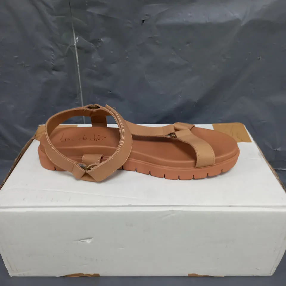 BEN DE LISI LEATHER SANDALS TAUPE SIZE 7
