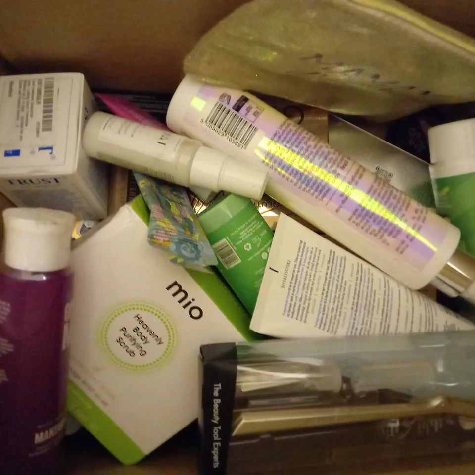 BOX OF APPROXIMATELY 20 ASSORTED COSMETIC PRODUCTS TO INCLUDE DR. SQUATCH, ILLAMASQUA, PERRICONE MD, ETC