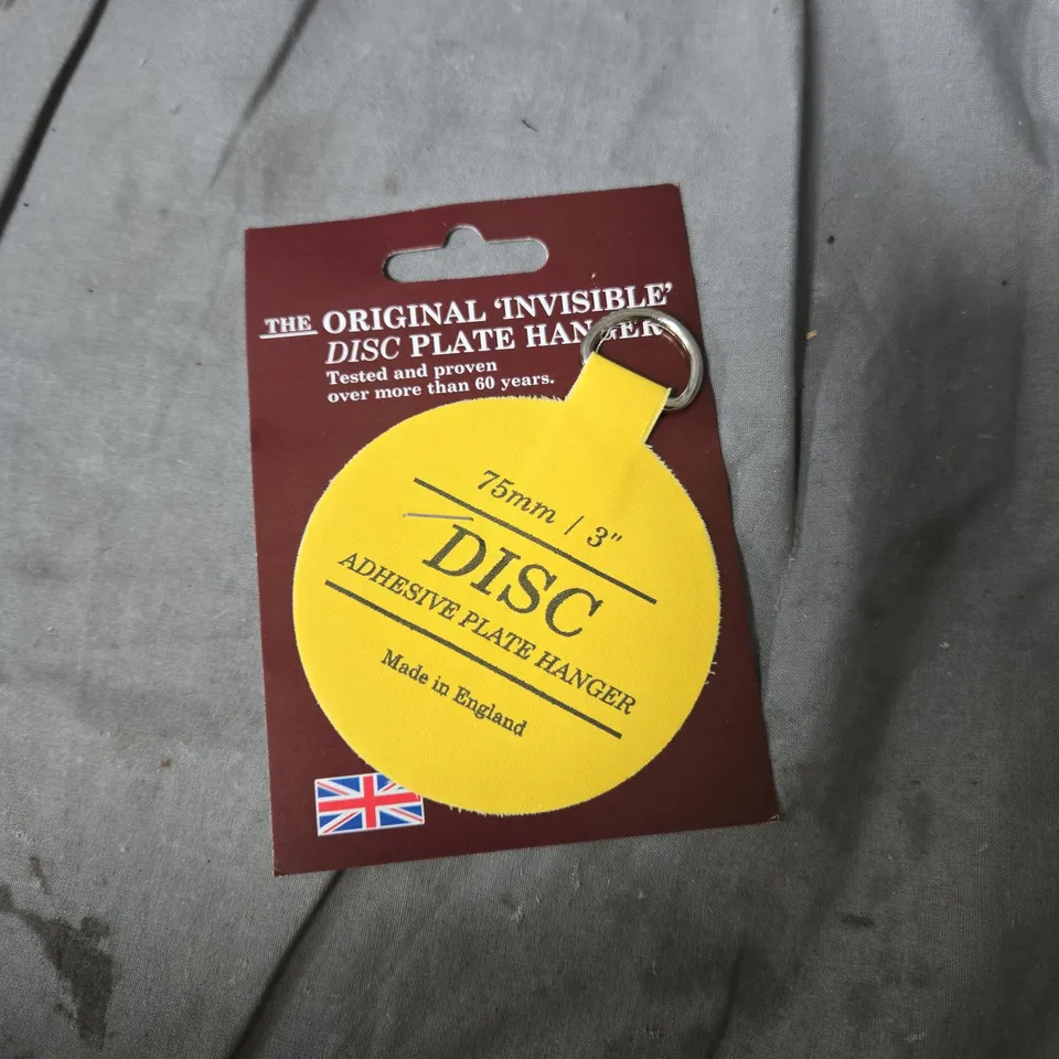 APPROXIMATELY 20 ASSORTED HOUSEHOLD ITEMS INCLUDING SELF ESTEEM CARDS . THE FIVE MINUTE JOURNAL AND INVISIBLE DISC PLATE HANGER 