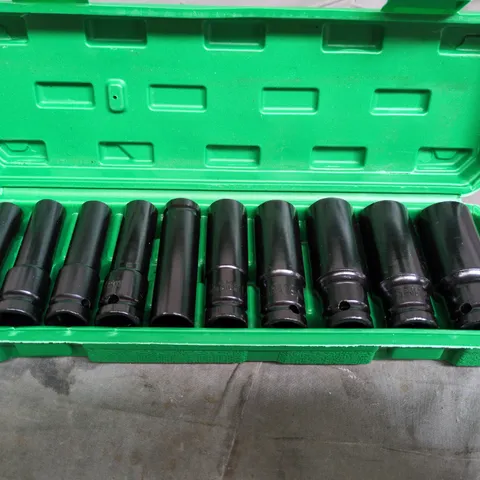 SOCKET SET IN GREEN CARRYING CASE