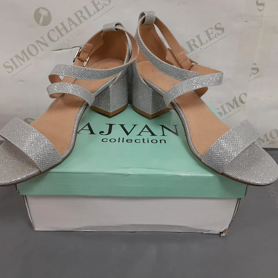 BOXED PAIR OF AJVANI COLLECTION OPEN TOE LOW BLOCK HEEL SANDALS IN SILVER W. GLITTER EFFECT UK SIZE 5