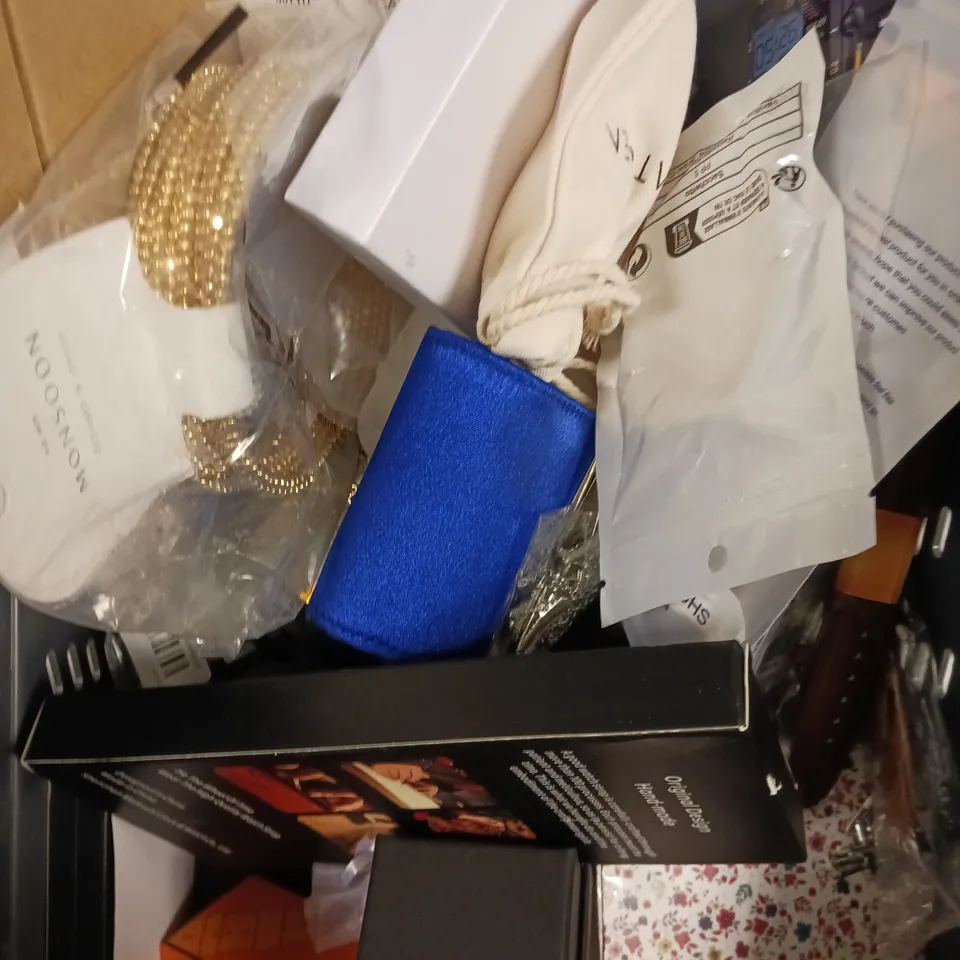 APPROXIMATELY 30 ASSORTED JEWELLERY PRODUCTS TO INCLUDE EARRINGS, NECKLACES, BRACELETS ETC 