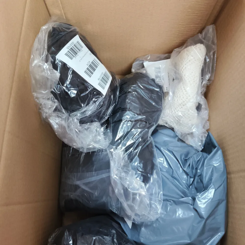 APPROXIMATELY 10 ASSORTED CLOTHING ITEMS IN VARIOUS COLOURS, SIZES, AND STYLES