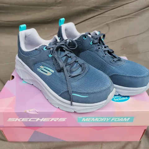 SKECHERS D’LUX WALKER 2.0 MEMORY FOAM TRAINERS – 7